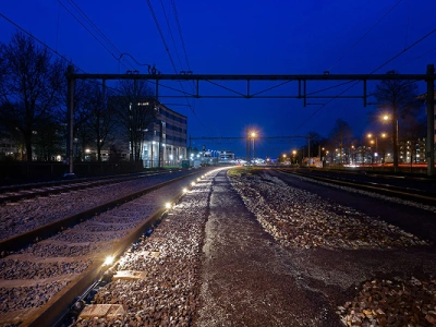 railverlichting-bij-nachtwerk-langs-het-spoor-image
