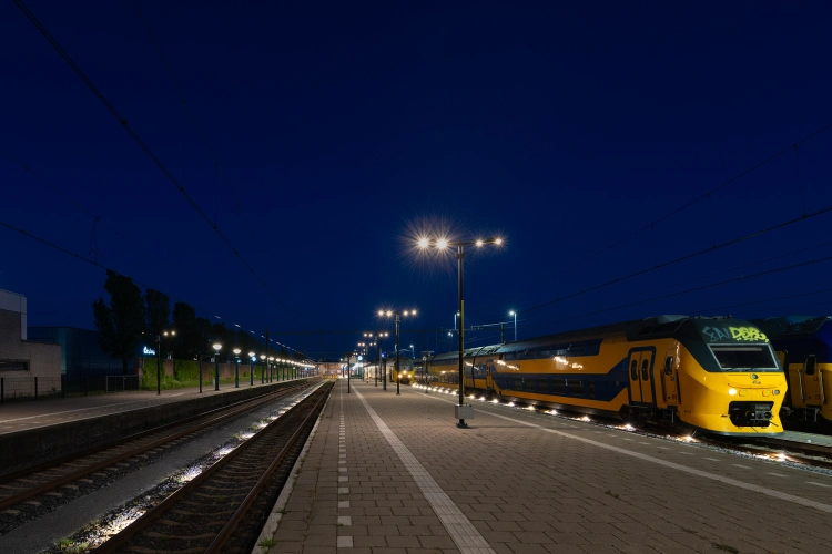zicht-waar-je-loopt-langs-het-spoor