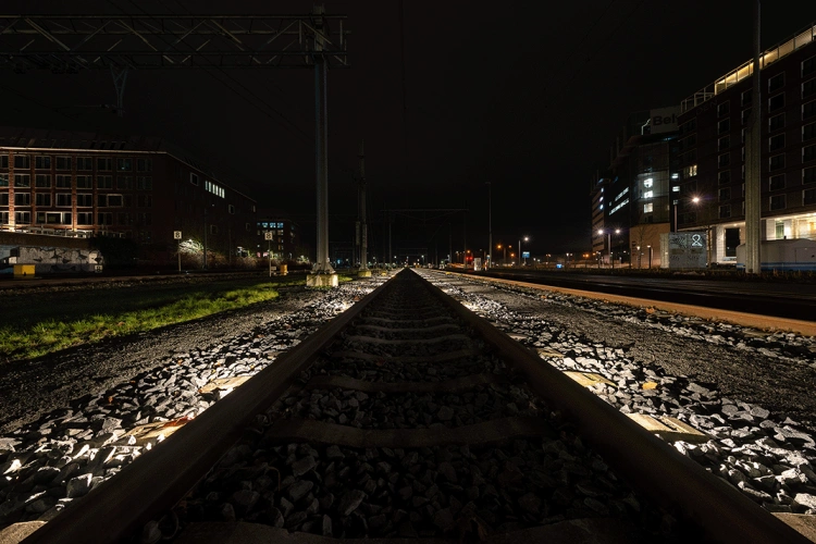 zicht-op-details-tijdens-onderhoud-aan-het-spoor